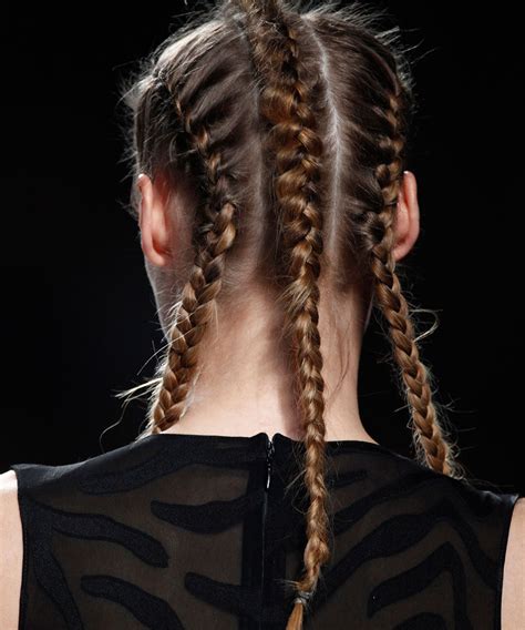 Trenzas de raíz con efecto despeinado en Alvarno 15 trenzas de otoño