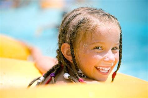 Petite Fille Heureuse Mignonne Dans La Piscine Image Stock Image Du