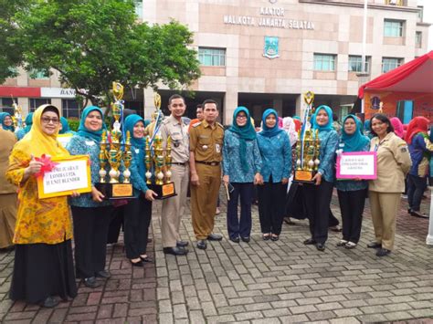 Pembagian Piala Lomba Kader Dan Pengelola Rptra