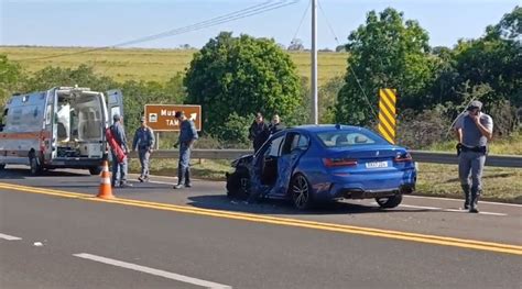 Bmw Colide Contra Caminh O E Um Fica Ferido Na Sp Em S O Carlos