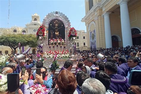 Chiclayo Centenares De Fieles Acompa An Al Se Or De Los Milagros