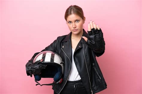 Mujer Cauc Sica Joven Con Un Casco De Motocicleta Aislado Sobre Fondo