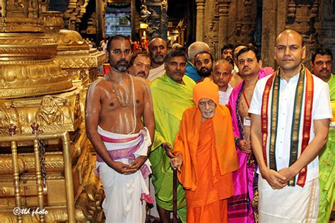 Pejawar Seer Offers Prayers In Tirumala Shrine Ttd News