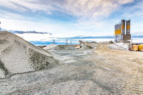 Cantera para la extracción de arena y piedra su transformación en