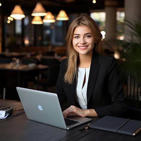 Joven Mujer De Negocios Profesional Feliz Empleada Sentada En El