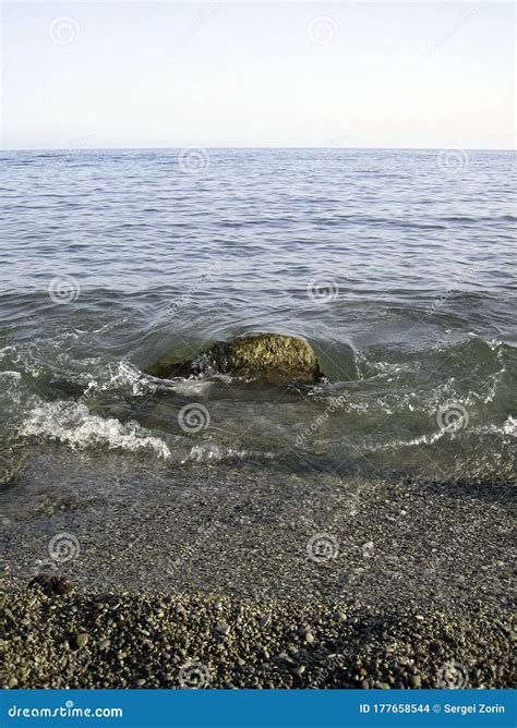 Ondas Fracas Lavam Suavemente As Pedras Deitadas No Fundo Superficial