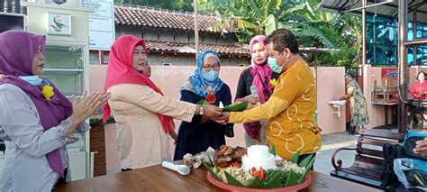 Seru Emak Emak Berdaster Senam Bareng Peringati Hari Ibu Kim