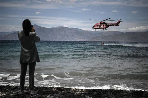 Waldbrände in Griechenland Der Rauch zieht bis nach Athen ZEIT ONLINE