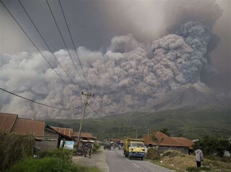 Photos Un Nuage De Cendres Gigantesque Sur Le Volcan Sinabung