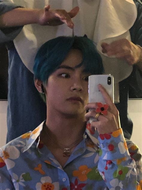 9 Potret Mirror Selfie V Bts Yang Random Abis Menghibur