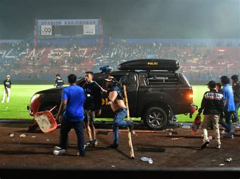 Schwarzer Tag für Fussballwelt Desaster im Kanjuruhan Stadion eine