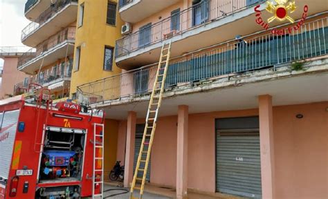 Scoppia Incendio In Casa Palazzo Evacuato Dai Vigili Del Fuoco Foto