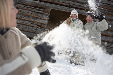 Familie Bei Einer Schneeballschlacht Bild Kaufen Lookphotos