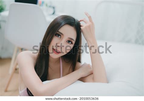 Sexy Beautiful Woman Wearing Pink Lingerie Stock Photo 2010053636 Shutterstock