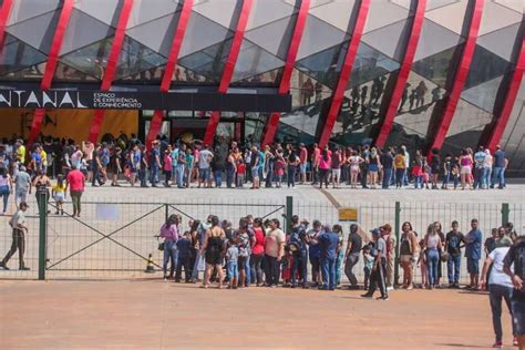 Divisão de senhas e fila quilométrica causam indignação em frente ao