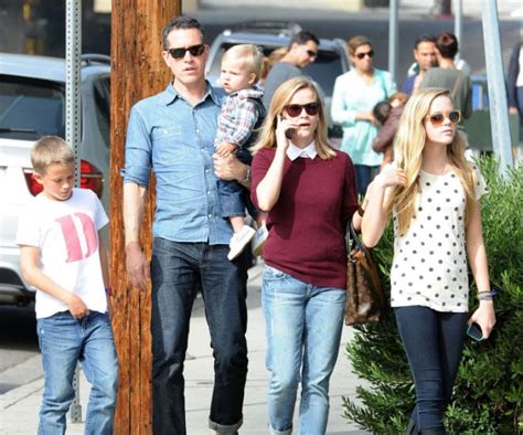 Reese Witherspoon and family: Sunday lunch (photo!)