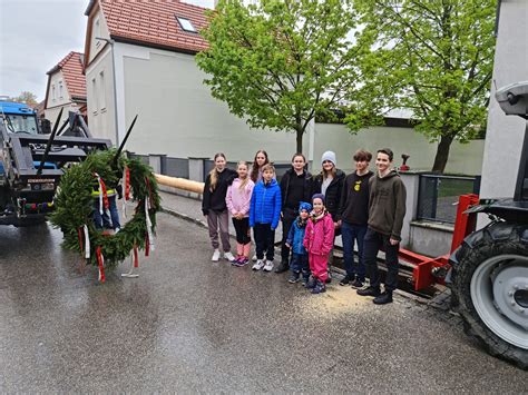 Maibaumaufstellen Freiwillige Feuerwehr Stratzing