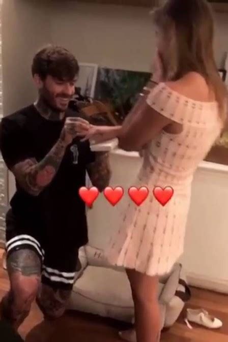 Ex de Bárbara Evans Mateus Verdelho pede a mão da namorada em casamento