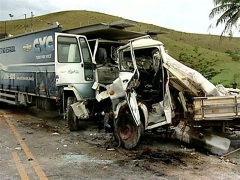 G1 Caminhões Batem E Motorista Morre Na Es 080 Em Colatina