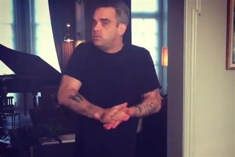 La respuesta de Robbie Williams a las críticas por desinfectarse las manos