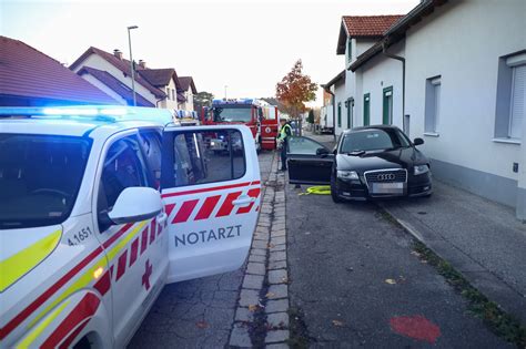 Unfall In Wels Neustadt Pkw Kracht Gegen Baum Und Dann In Haus Wels