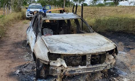 Três corpos são encontrados carbonizados dentro de carro em Santo