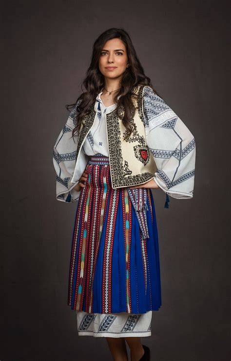 Costum Popular Oltenesc