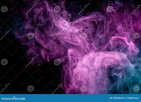 Blu Colorato Astrattismo E Fumo Rosa Su Fondo Isolato Nero