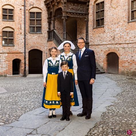 Victoria Y Daniel De Suecia Y Sus Hijos Estelle Y Oscar De Suecia En El