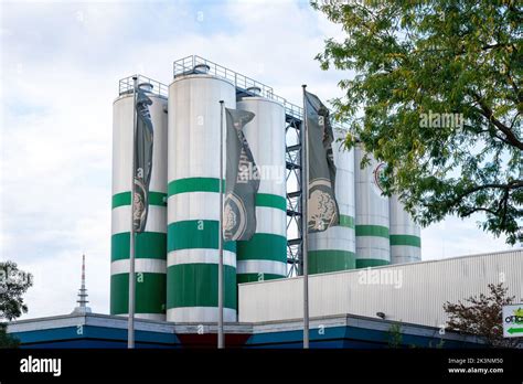 La construcción de la fábrica de cerveza Eichbaum con silos y banderas