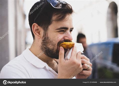 Un Bel Homme Qui Mange Un Pastel De Nata Image Libre De Droit Par