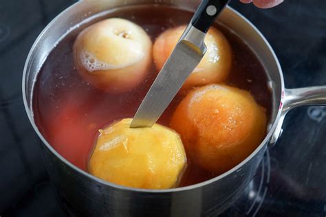 Pêches pochées au sirop léger pour garnir tartes et entremets