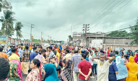 গাজীপুরে সড়ক অবরোধ করে পোশাক শ্রমিকদের বিক্ষোভ সারা বাংলা