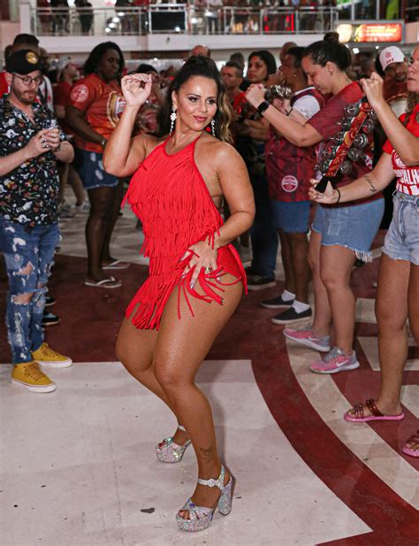 Viviane Ara Jo Se Joga No Samba Em Ensaio Do Salgueiro