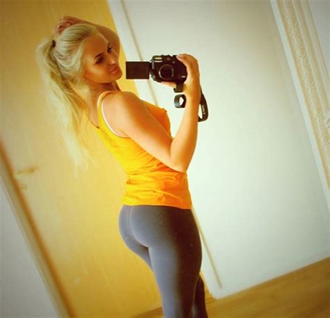 Sexy Mirror Selfie Porn Pic