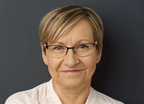 23 Ideal Hairstyles For Square Faced Women Over 50