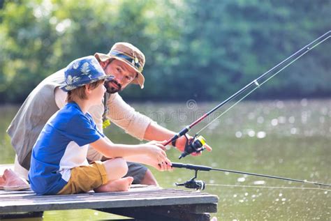 Padre E Hijo Pescando En El Lago Mientras Est N Sentados En El Muelle