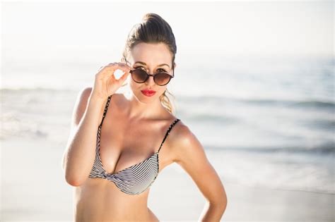 Retrato De Mujer Glamorosa En Bikini De Pie En La Playa Foto Premium