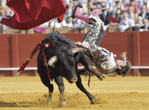 Del Toro Al Infinito El Juli Herido Por El Primer Toro Del Festejo De