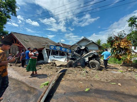 Rem Blong Dan Nabrak Pohon Kecelakaan Truk Oleng Di Pasrepan Pasuruan