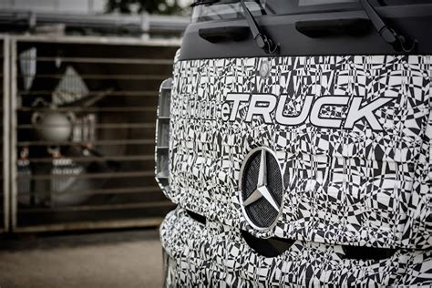 DIECIOCHO RUEDAS DAIMLER PRESENTA E TRUCK SU PRIMER CAMIÓN 100