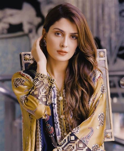 Favorite Poses Of Pakistani Celebrities For Camera Reviewitpk