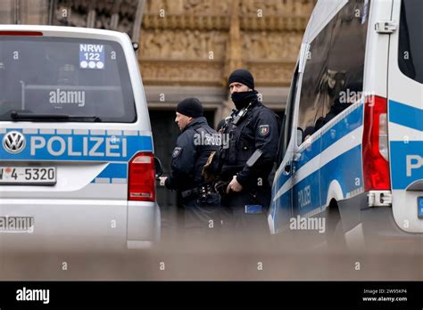 Terroralarm zu Weihnachten Rund um den Kölner Dom sind Polizisten in