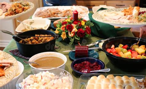 Festin Occasionnel De Thanksgiving Sur Le Tableau Avec Des Plats étant