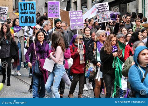 Pessoas Mostrando Cartazes Feministas E Cartazes De Protesto Para O Dia