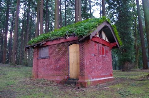 File:Old restroom, Pier Park.jpg - Hiking in Portland, Oregon and Washington