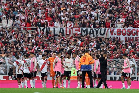 Muere Aficionado Estadio Suspenden El Partido De Fútbol Tras Tragedia