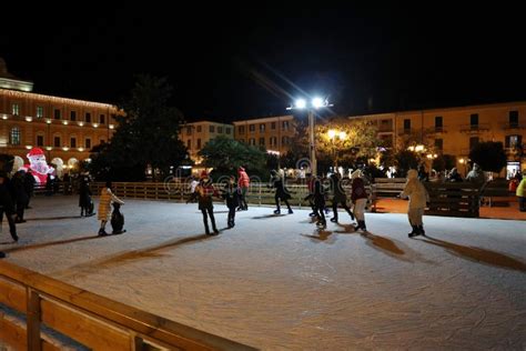 Campobasso Pista Di Ghiaccio In Piazza Vittorio Emanuele II Editorial