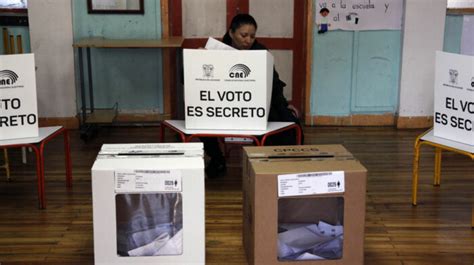 Ecuador Cierran Centros Electorales Y Encuestas De Boca Asoman Una