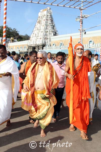 Hampi Mutt Seer Offers Prayers In Srivari Temple Ttd News